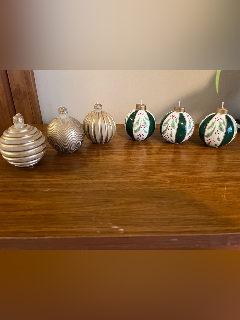 Holiday Ornament Candle Set in Gold and Green